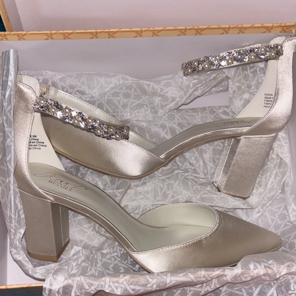 Badgley Mischka NEW jewel ivory heels
